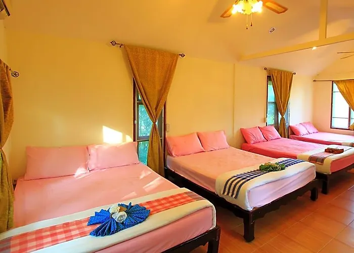 Baanrai Areeya Hotel 2*
