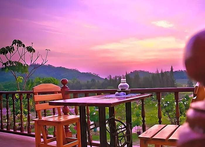 Baanrai Areeya Hotel Suan Phueng